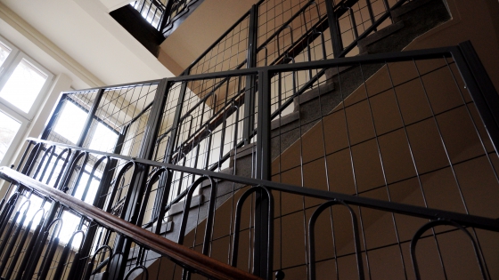 Bezpieczeństwo przede wszystkim! Nowe balustrady przy schodach w Szkole Podstawowej nr 72