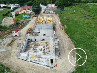 Trwa budowa szkoły na osiedlu Złocień: przelot nad placem budowy [film]