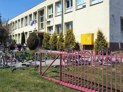 Szkoła Podstawowa nr 138, ul. Wierzyńskiego 3 - malowanie starej klatki schodowej i korytarzy po wymianie instalacji elektrycznej i inne prace remontowe