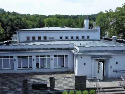 Samorządowe Przedszkole nr 76, ul. Emaus 29 - konserwacja zabytkowych balustrad zewnętrznych tzw. "kaczuszek"