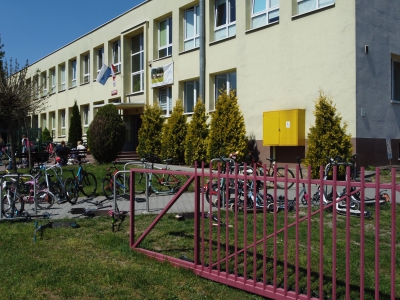 Szkoła Podstawowa nr 138, ul. Wierzyńskiego 3 - malowanie klatki schdowej, Sali i korytarzy po wymianie instalacji elektrycznej - realizacja do wysokości środków 
