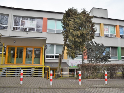 Szkoła Podstawowa nr 93, ul. Szlachtowskiego 31 - wymiana nawierzchni i urządzeń na placu zabaw i inne prace remontowe