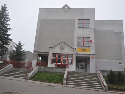 Szkoła Podstawowa z Oddziałami Integracyjnymi nr 162, ul. Stojałowskiego 31 - wymiana bezpiecznej nawierzchni na placu zabaw