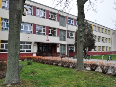 Szkoła Podstawowa nr 21, ul. Batalionu Skała AK 12 - wymiana drzwi do sal lekcyjnych i inne prace remontowe