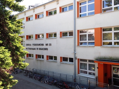 Szkoła Podstawowa nr 25, ul. Komandosów 29 - modernizacja korytarzy szkolnych w starym skrzydle (budynek główny A)