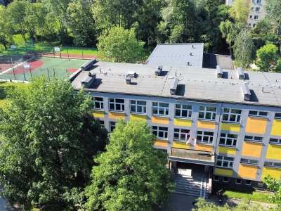 Szkoła Podstawowa nr 41, ul. Jerzmanowskiego 6 - remont ścian i podłóg w salach lekcyjnych i inne prace remontowe 