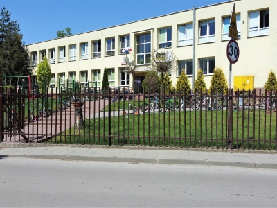 Szkoła Podstawowa nr 138, ul. Wierzyńskiego 3 - remont dachu sali gimnastycznej i inne prace remontowe
