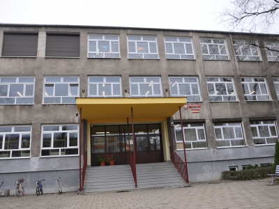 Szkoła Podstawowa nr 119, ul. Czerwieńskiego 1 - wymiana ogrodzenia od strony ulicy Radzikowskiego i inne prace remontowe