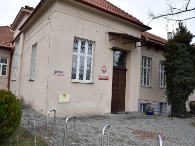 Samorządowe Przedszkole nr 82, ul. Głowackiego 2 - wymiana drzwi zewnętrznych do ogrodu wraz z naświetlem i inne prace remontowe