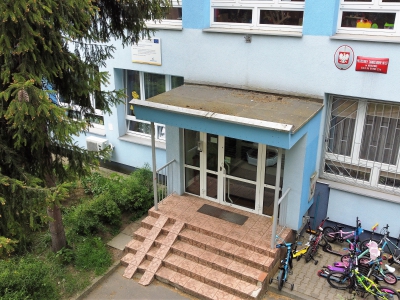 Samorządowe Przedszkole nr 137, ul. Na Błonie 15c - remont schodów z montażem barierki i inne prace remontowe