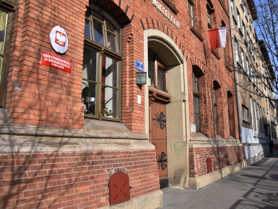 Szkoła Podstawowa nr 4,  ul. Smoleńsk 5-7 - remont drzwi zewnętrznych w starej części szkoły