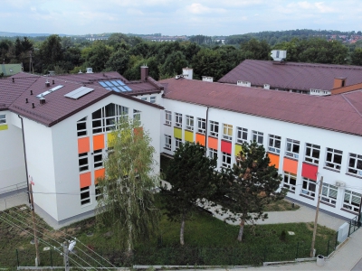 Szkoła Podstawowa nr 134, ul. Kłuszyńska 46 - malowanie elewacji szkoły - stara część budynku