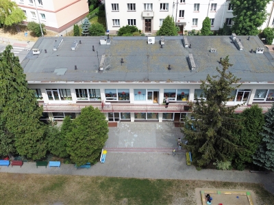 Samorządowe Przedszkole nr 77,  ul. Jadwigi z Łobzowa 30 - MODERNIZACJA - montaż zestawu ogrodowego oraz powierzchni zabezpieczającej przed upadkiem