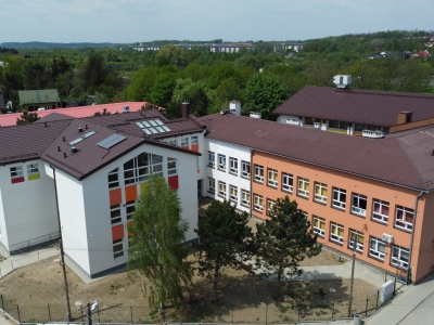 Szkoła Podstawowa nr 134, ul. Kłuszyńska 46 - malowanie korytarza oraz inne prace remontowe