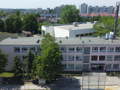Szkoła Podstawowa nr 40, ul. Pszczelna 13 - Malowanie korytarza i holu wejściowego wraz z wymianą uszkodzonych parapetów okiennych